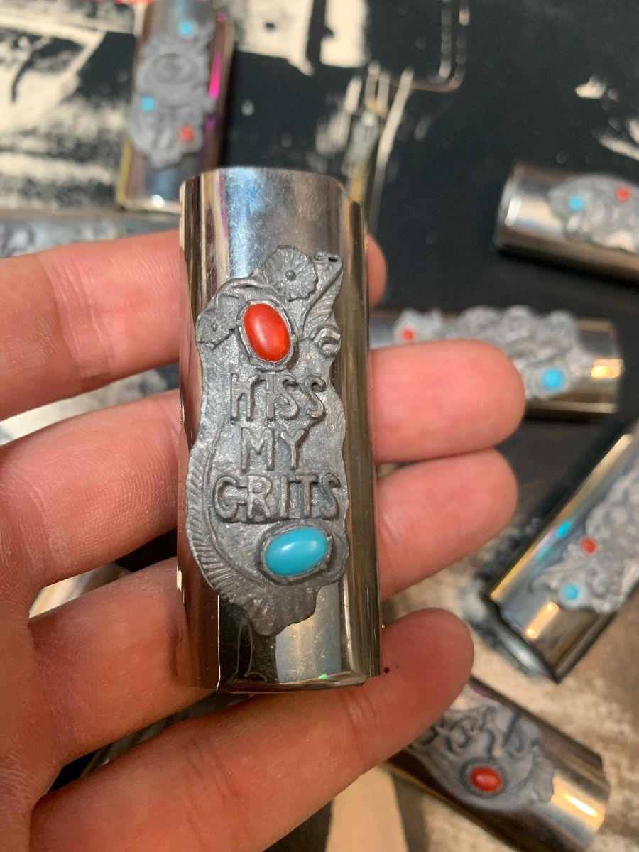 product details: AMAZING ETCHED PEWTER KISS MY GRITS DESIGN CORAL & TURQUOISE INLAY LIGHTER SLEEVE photo