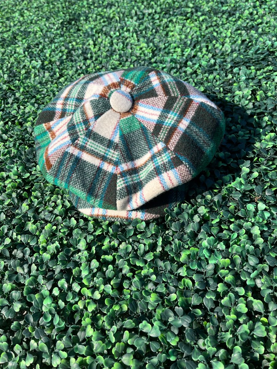 product details: CLASSIC WOOL GREEN TARTAN PLAID PAPERBOY STYLE GOLFERS HAT LEATHER INTERIOR TRIM photo