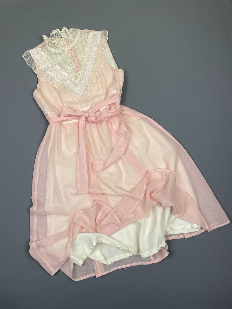 product details: ADORABLE PINK LACEY SLEEVELESS GUNNE SAX PRAIRIE STYLE MINI DRESS PEARL BUTTONS photo