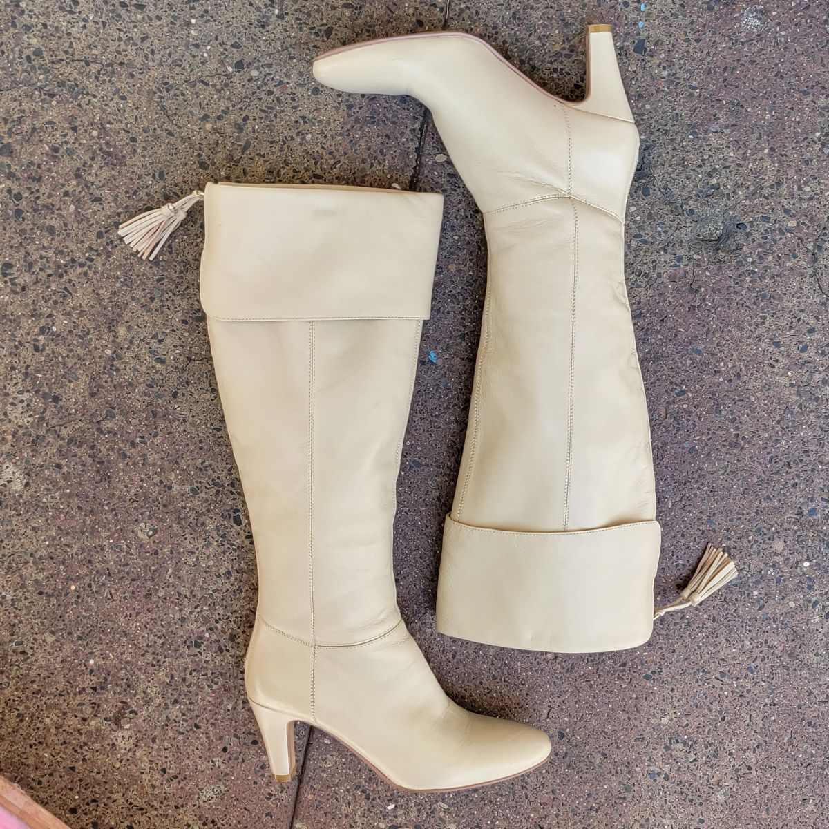 product details: SOFT OFF WHITE LEATHER KNEE LEATHER HEELED BOOTS FULL FULL BACK ZIP UP photo