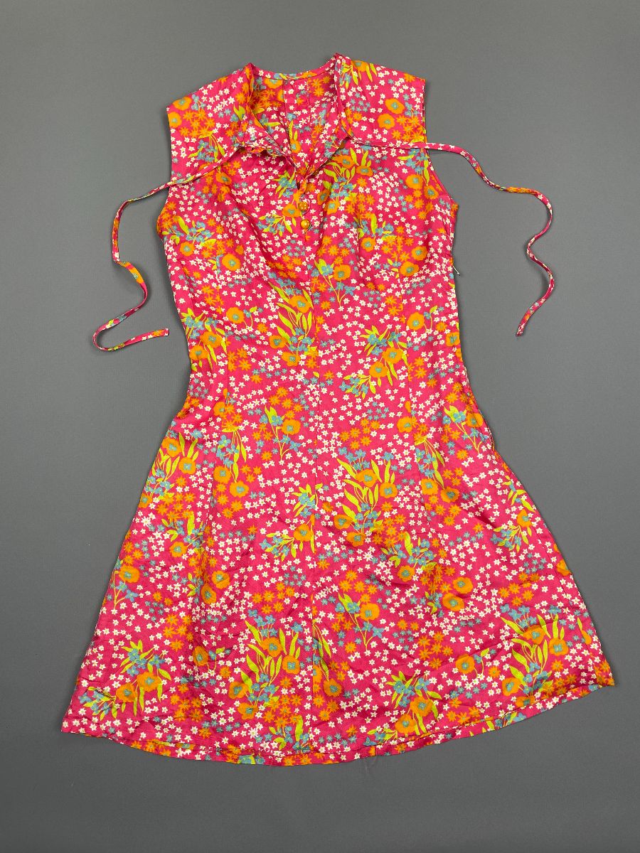 product details: *AS-IS* ADORABLE! 1960S SLEEVELESS PSYCH DITSY FLORAL PRINTED MINI DRESS photo