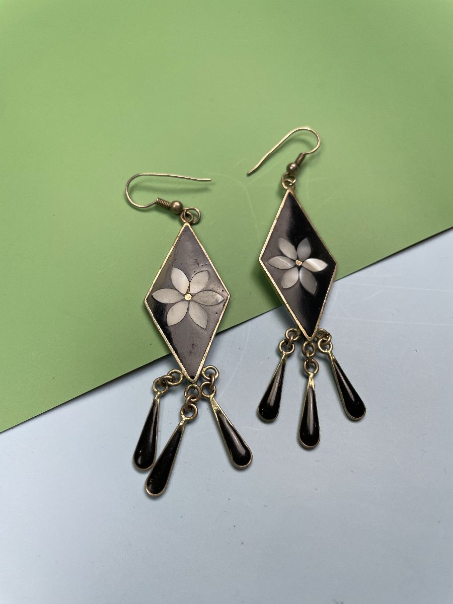 product details: FLOWER DESIGN MOP & JET INLAY HOOK EARRINGS *STAMPED photo