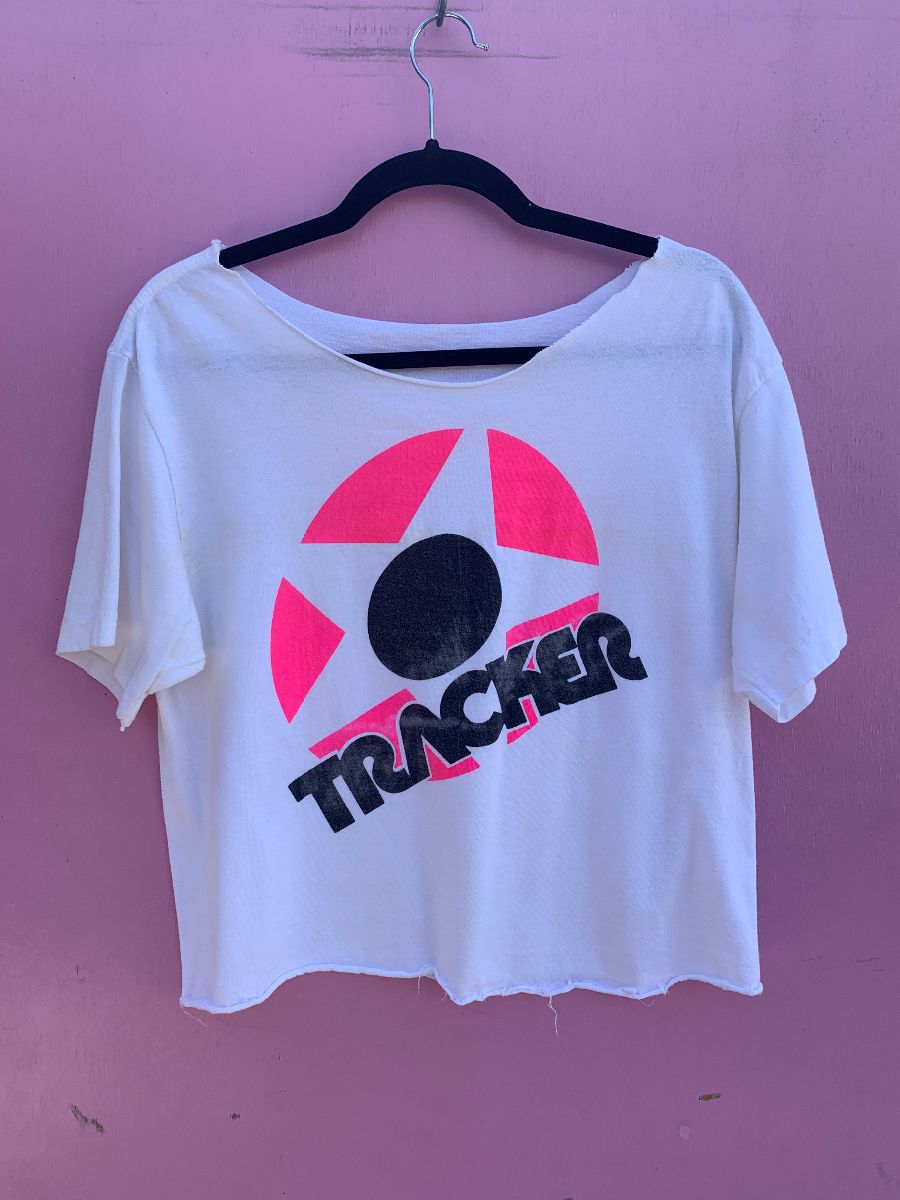 product details: 1980S FADED NEON TRACKER SKATEBOARD TRUCKS LOGO GRAPHIC CROPPED T-SHIRT photo
