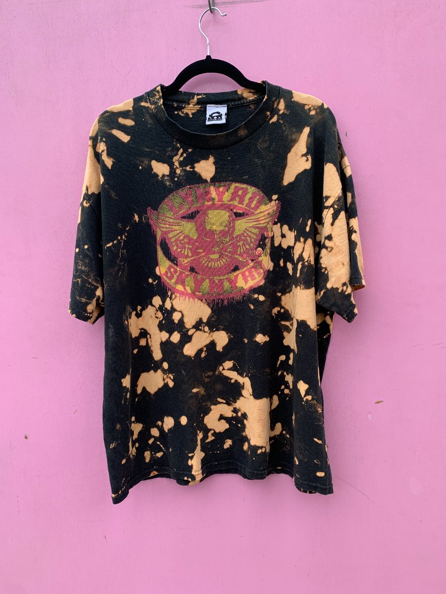 product details: BLEACHED OUT LYNYRD SKYNYRD TSHIRT FLYING SKULL GRAPHIC photo