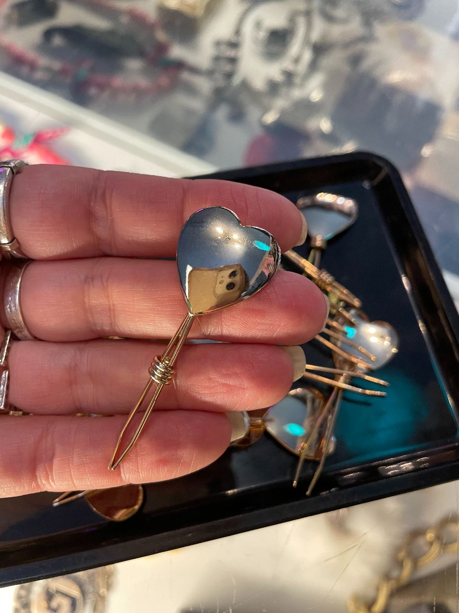 product details: SWEET! 1970S DEADSTOCK GOLD PLATED HEART SHAPED ROACH CLIPS photo