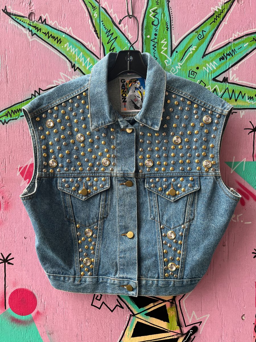 product details: ALL OVER BRONZE & RHINESTONE STUDDED DESIGN BUTTON UP SLEEVELESS CROPPED DENIM JACKET photo