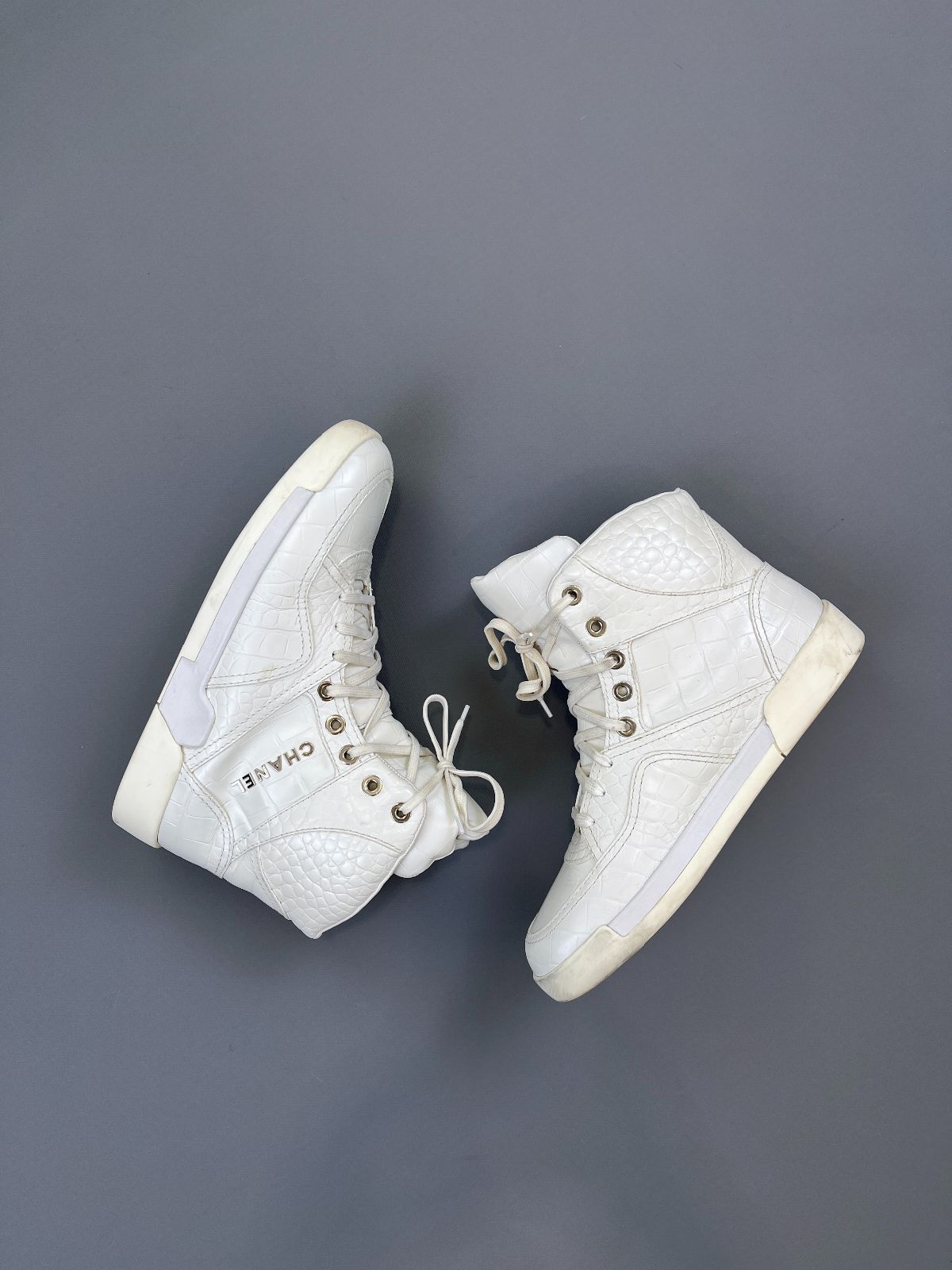 as-is* Chanel White Crocodile Embossed Lace Up High Top Sneakers Trainer  Sneakers