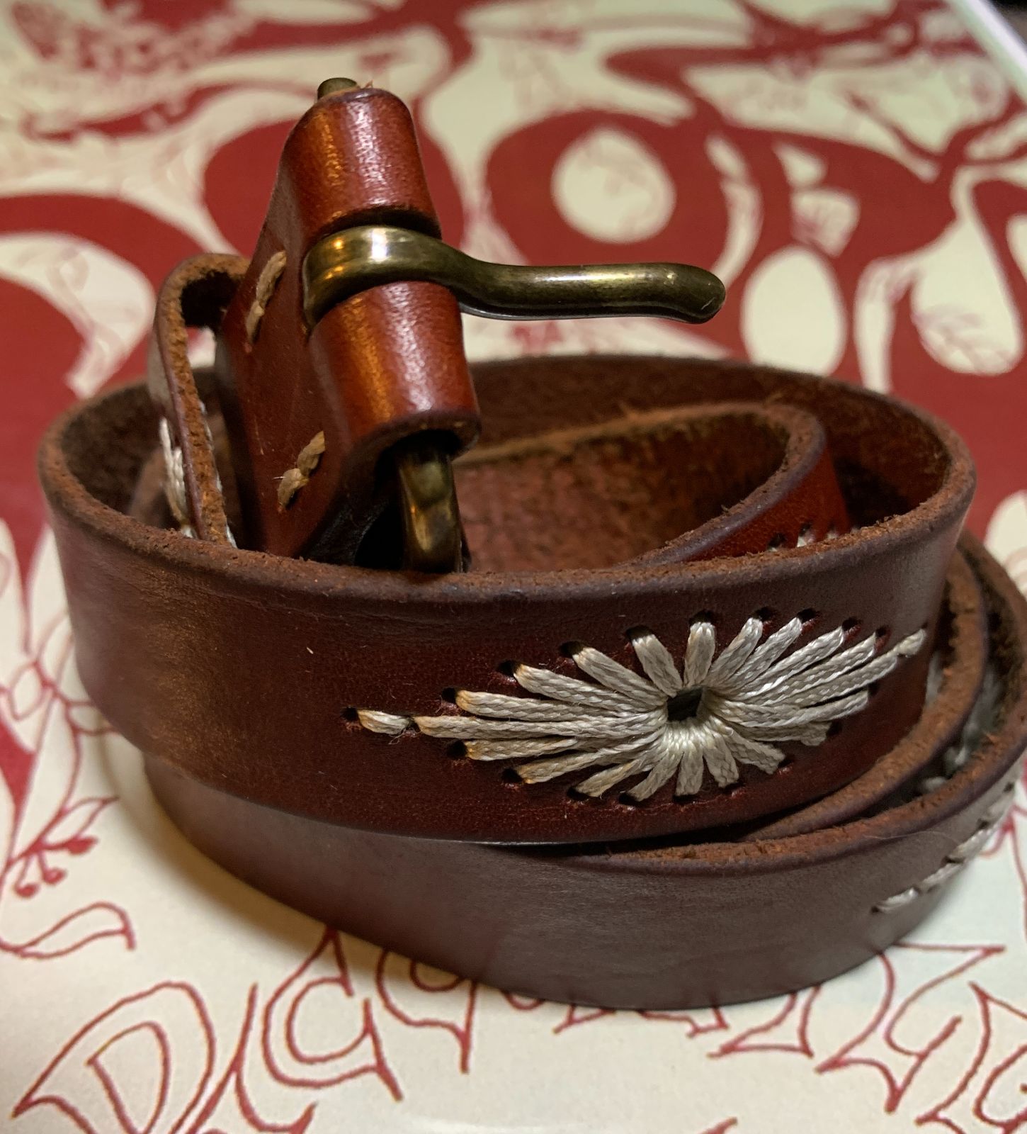 product details: SIMPLE NARROW LEATHER BELT STARBURST STITCHING BRASS BUCKLE photo