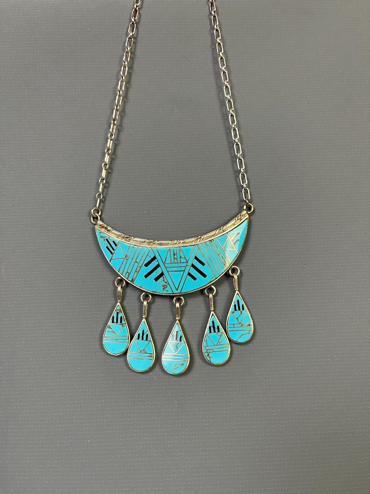 *SIGNED* ZUNI MODERNIST TURQUOISE MICRO INLAY NECKLACE, HANGING TEAR DROP PENDANTS