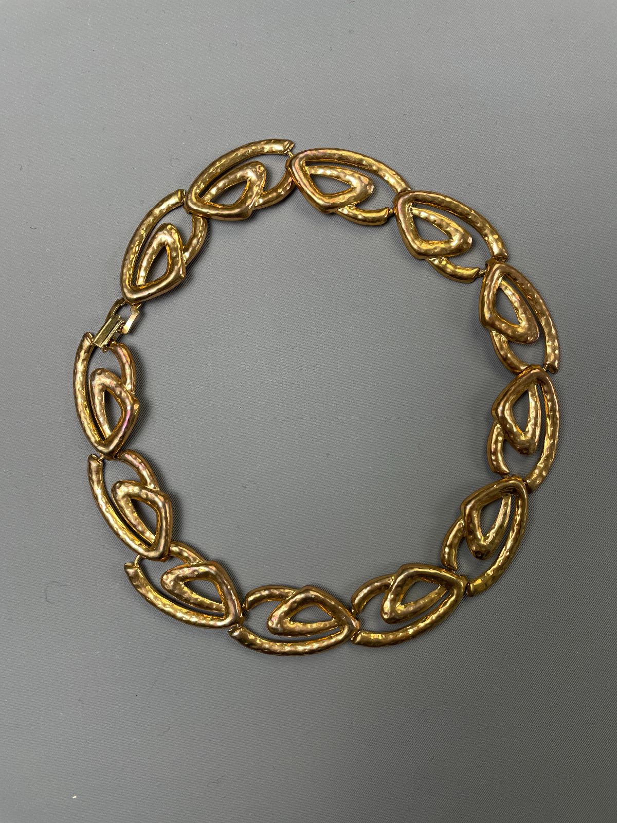 product details: ABSTRACT SPIRAL SHAPE HAMMERED GOLD CHAIN LINK CHOKER NECKLACE photo