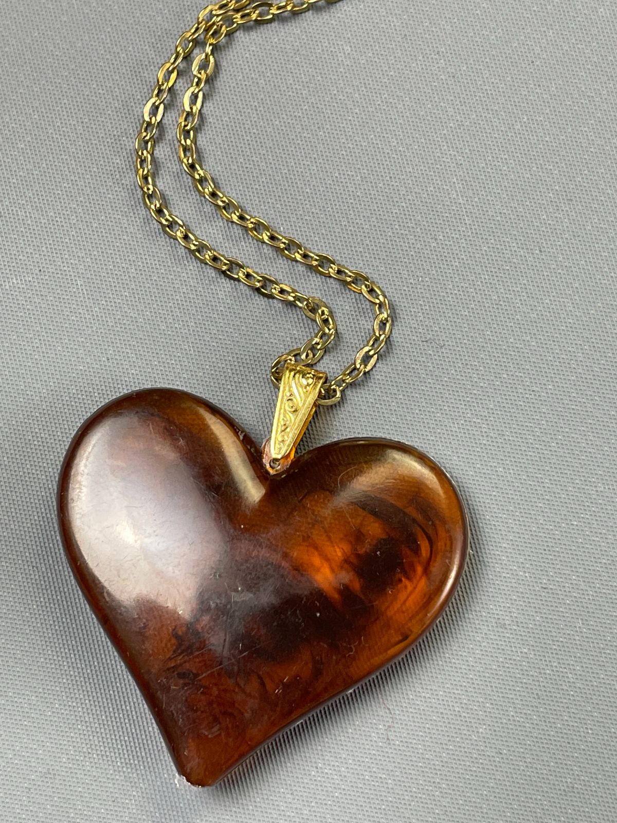product details: CUTE 1980S OVERSIZED TORTOISE RESIN HEART PENDANT NECKLACE THIN DAINTY CHAIN photo