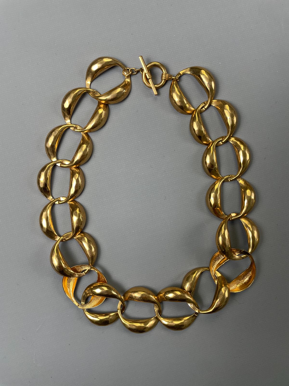 product details: 1980S-90S HIGH POLISHED LIGHTLY HAMMERED OVERSIZED CHAIN LINK STATEMENT NECKLACE TOGGLE CLOSURE photo