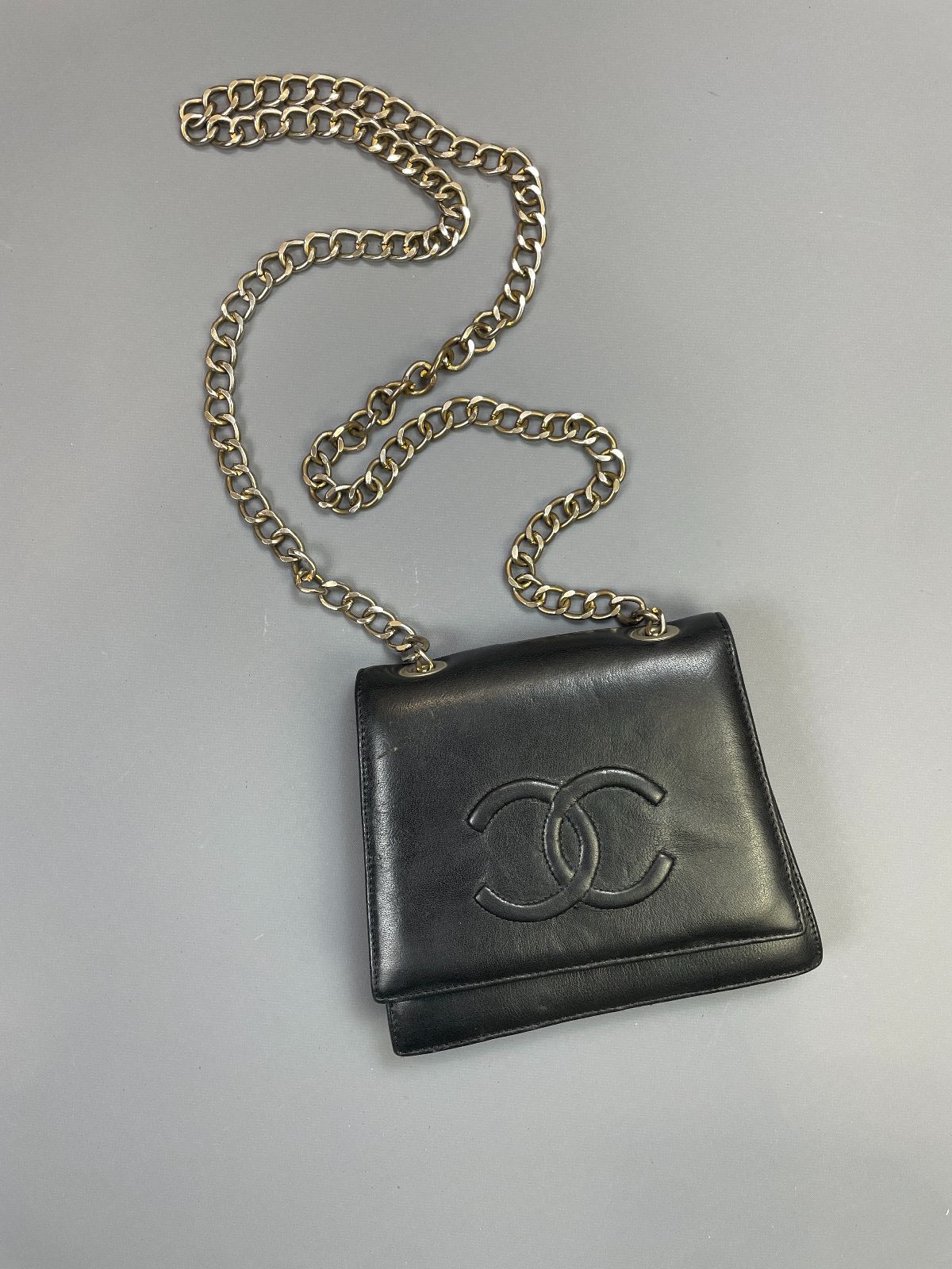 product details: *AS-IS* CLASSIC 1990S LAMBSKIN LEATHER CHANEL CROSS BODY PURSE CHAIN STRAP photo