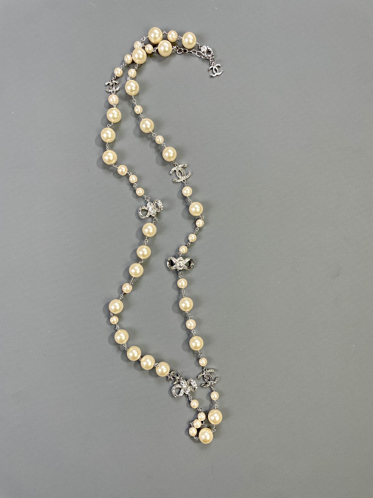 product details: LONG CHANEL CC LOGO & PEARL BAUBBLE NECKLACE WITH BOWS photo