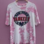 NEW YORK YANKEES OVER DYED GRAPHIC T-SHIRT