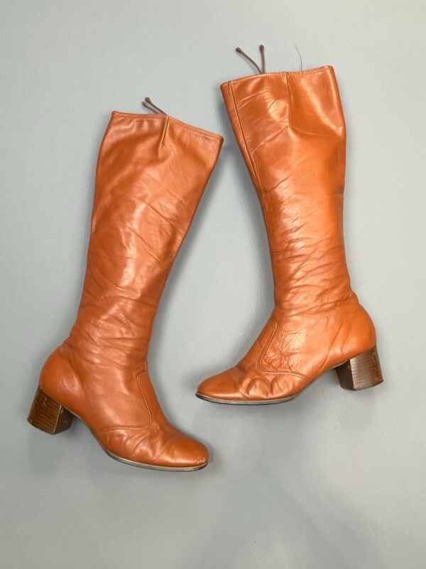 TRUE VINTAGE! 1960S-70S BUTTER SOFT KNEE HIGH BOOTS ROUND TOE & CHUNKY BLOCK HEEL, TALON ZIPPER