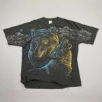 1990S BEAUTIFUL! ALLOVER PRINT HOWLING WOLF PAIR IN CANYON STARS & MOON GRAPHIC T-SHIRT