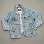 1990S OVERSIZED MEDIUM WASH HARLEY DAVIDSON DENIM JACKET LEATHER BACK PATCH