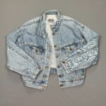 ADORABLE! 1980S WHITE LABEL LEVIS CROPPED DENIM JACKET DOLMAN SLEEVE LIGHTER WASH