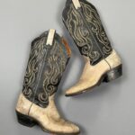 *AS-IS* AWESOME! 2-TONED CONTRAST STITCHED EMBOSSED & EMBROIDERED DESIGN COWBOY BOOTS SCALLOPED TOP