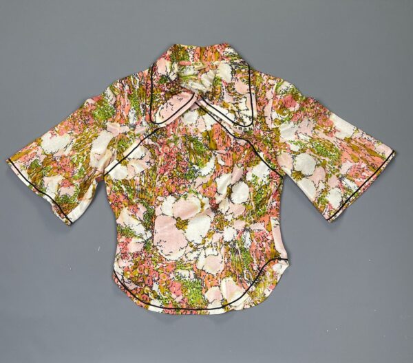CUTE! 1960S WATERCOLOR PRINT CHINOISERIE TOP PETER PAN COLLAR