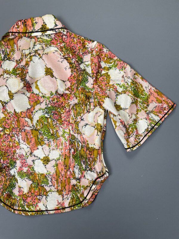 CUTE! 1960S WATERCOLOR PRINT CHINOISERIE TOP PETER PAN COLLAR