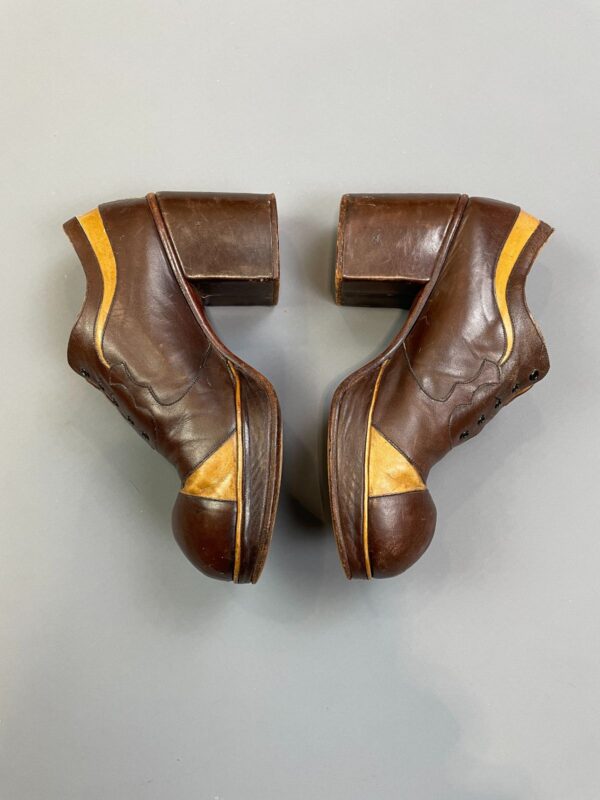 WOW! 1970S TWO TONE ROUND TOE OXFORD MEGA PLATFORM SHOES CUT OUT DETAIL - MADE IN SPAIN