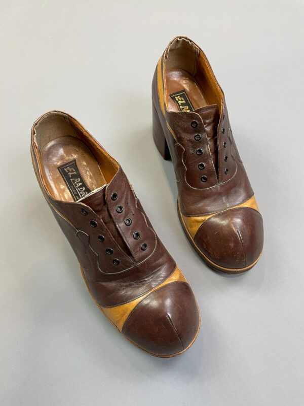 WOW! 1970S TWO TONE ROUND TOE OXFORD MEGA PLATFORM SHOES CUT OUT DETAIL - MADE IN SPAIN