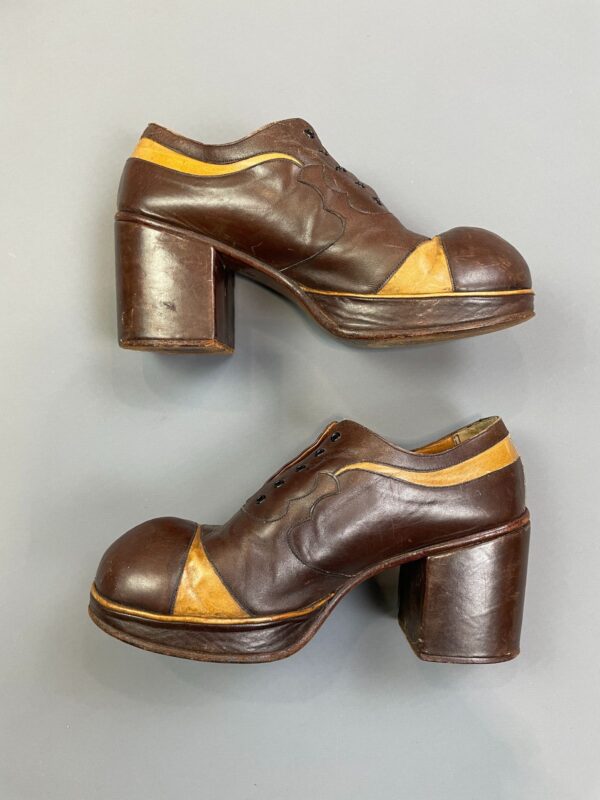 WOW! 1970S TWO TONE ROUND TOE OXFORD MEGA PLATFORM SHOES CUT OUT DETAIL - MADE IN SPAIN