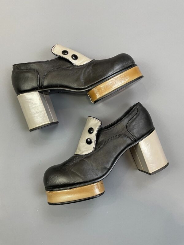 UNREAL! 1970S TWO TONE ROUND TOE OXFORD MEGA PLATFORM SHOES EXTENDED FRONT PLATFORM DOUBLE BUTTON DETAIL