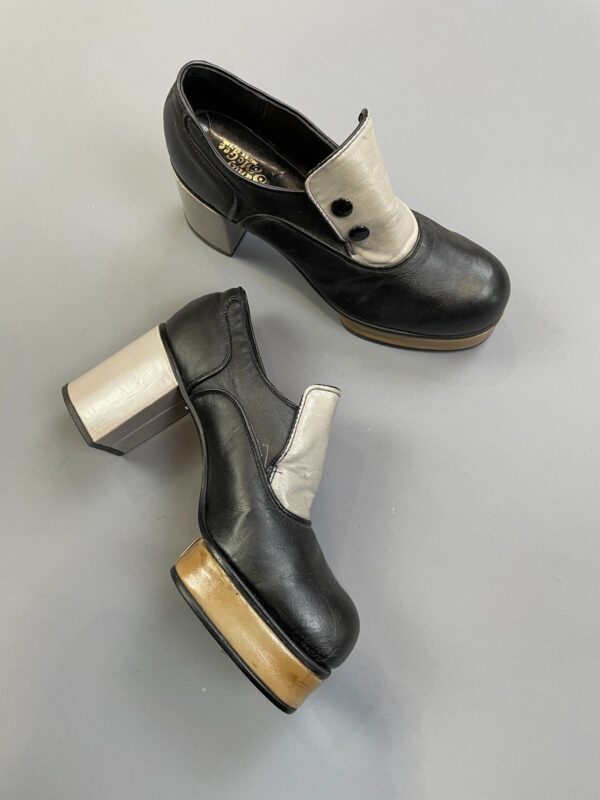 UNREAL! 1970S TWO TONE ROUND TOE OXFORD MEGA PLATFORM SHOES EXTENDED FRONT PLATFORM DOUBLE BUTTON DETAIL