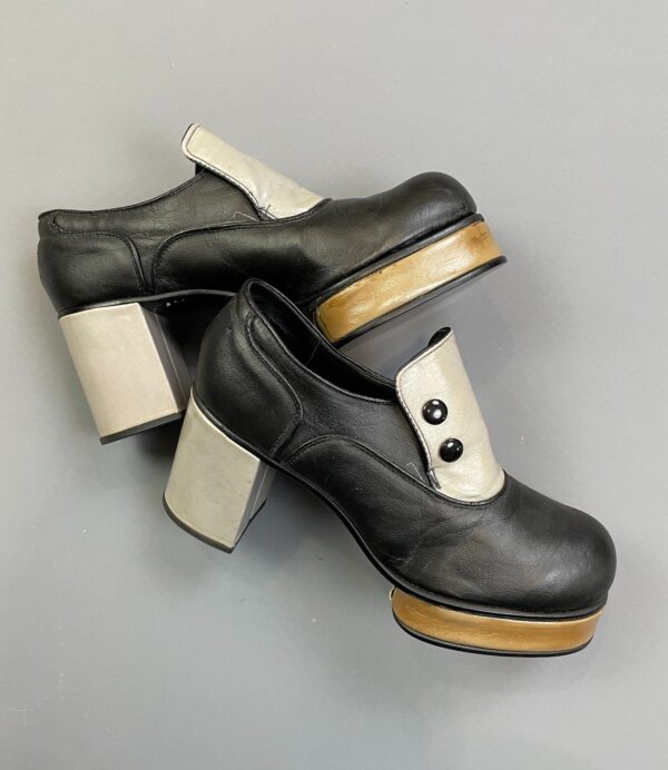 UNREAL! 1970S TWO TONE ROUND TOE OXFORD MEGA PLATFORM SHOES EXTENDED FRONT PLATFORM DOUBLE BUTTON DETAIL