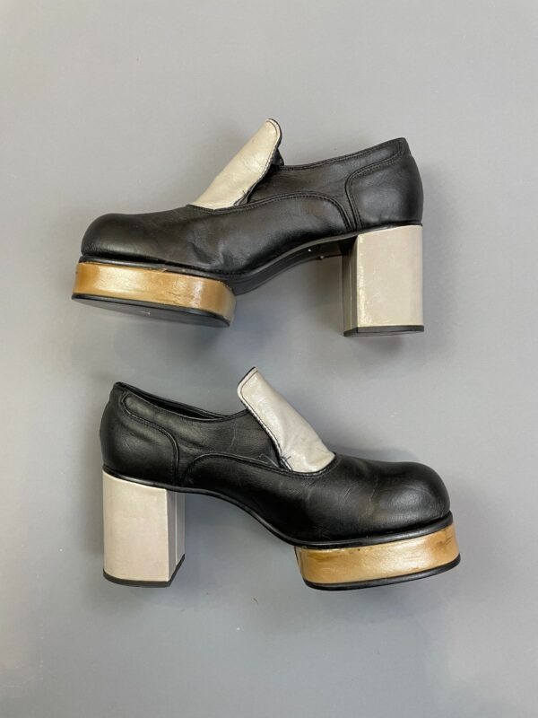 UNREAL! 1970S TWO TONE ROUND TOE OXFORD MEGA PLATFORM SHOES EXTENDED FRONT PLATFORM DOUBLE BUTTON DETAIL