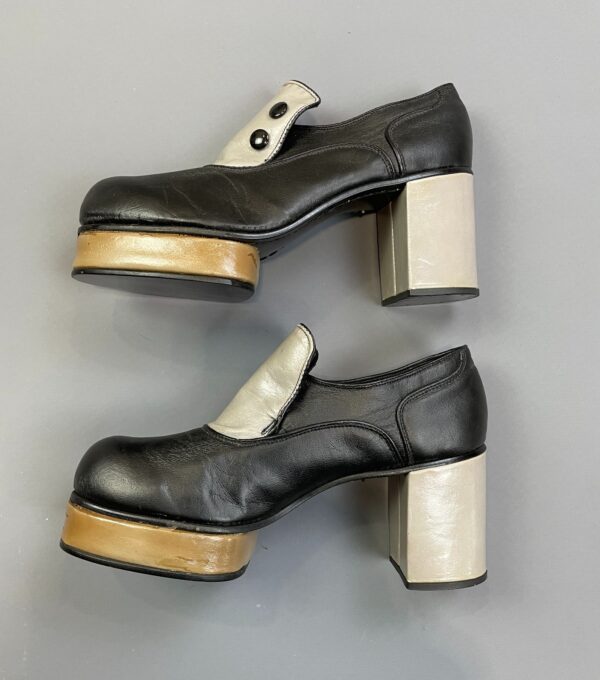 UNREAL! 1970S TWO TONE ROUND TOE OXFORD MEGA PLATFORM SHOES EXTENDED FRONT PLATFORM DOUBLE BUTTON DETAIL