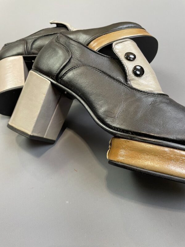 UNREAL! 1970S TWO TONE ROUND TOE OXFORD MEGA PLATFORM SHOES EXTENDED FRONT PLATFORM DOUBLE BUTTON DETAIL