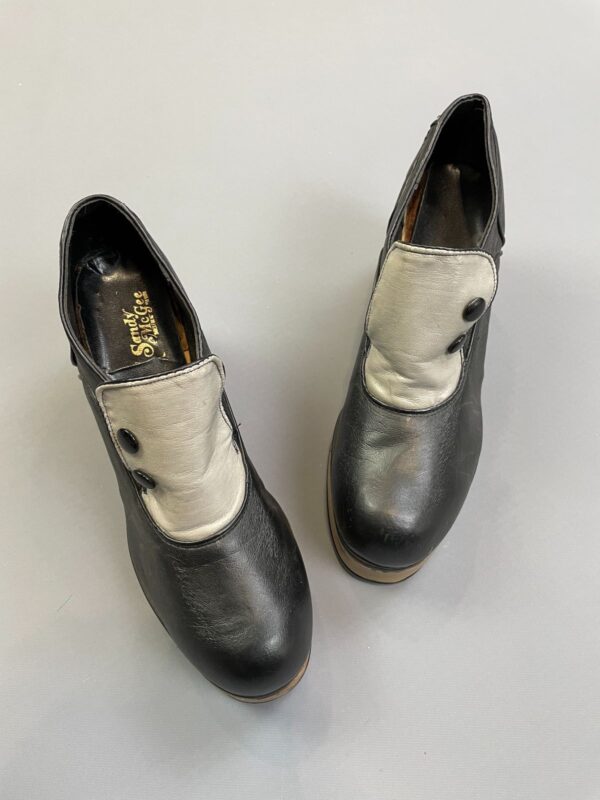 UNREAL! 1970S TWO TONE ROUND TOE OXFORD MEGA PLATFORM SHOES EXTENDED FRONT PLATFORM DOUBLE BUTTON DETAIL