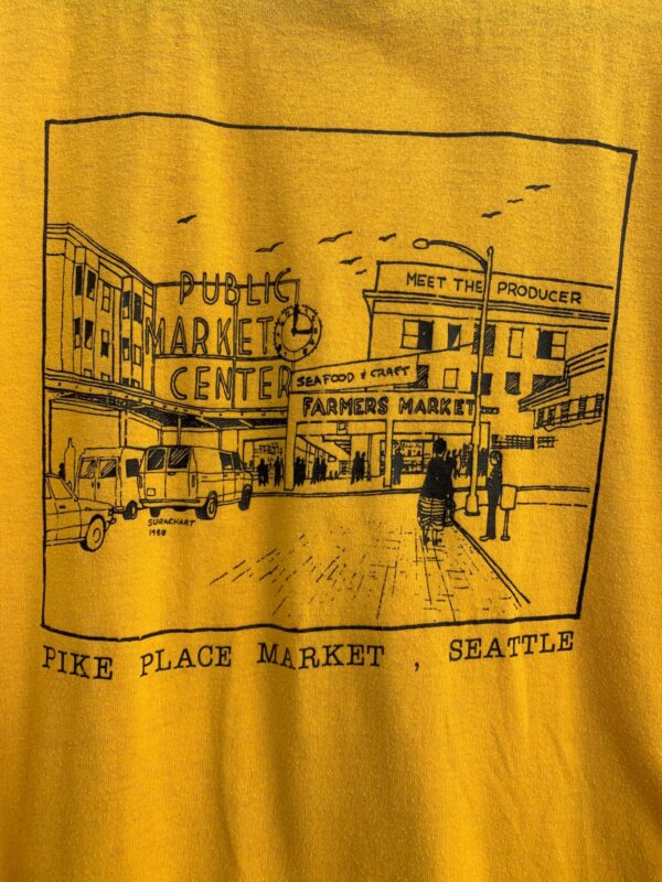 PIKES PLACE SEATTLE GRAPHIC SINGLE STITCH T-SHIRT