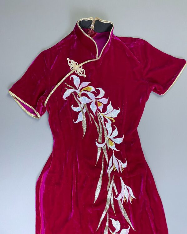 INSANE!!! 1970S PLUSH MAGENTA VELVET CHINOISERIE DRESS GLITTER FLORAL DESIGN & GOLD PIPING