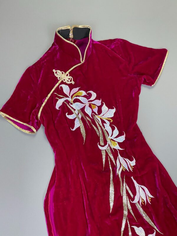 INSANE!!! 1970S PLUSH MAGENTA VELVET CHINOISERIE DRESS GLITTER FLORAL DESIGN & GOLD PIPING