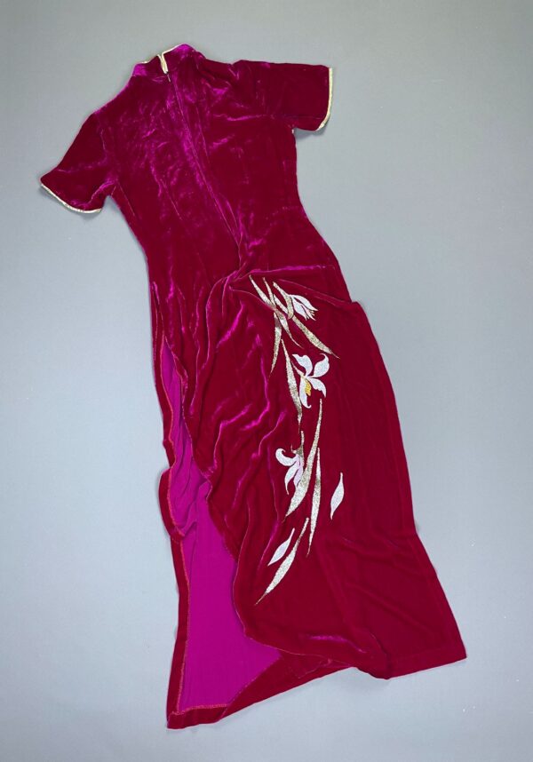 INSANE!!! 1970S PLUSH MAGENTA VELVET CHINOISERIE DRESS GLITTER FLORAL DESIGN & GOLD PIPING