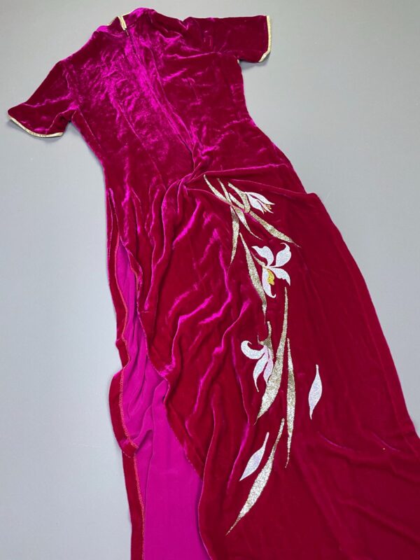 INSANE!!! 1970S PLUSH MAGENTA VELVET CHINOISERIE DRESS GLITTER FLORAL DESIGN & GOLD PIPING