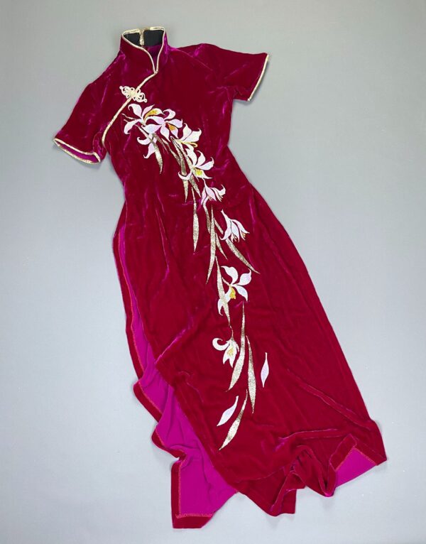 INSANE!!! 1970S PLUSH MAGENTA VELVET CHINOISERIE DRESS GLITTER FLORAL DESIGN & GOLD PIPING