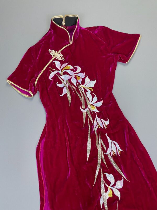 INSANE!!! 1970S PLUSH MAGENTA VELVET CHINOISERIE DRESS GLITTER FLORAL DESIGN & GOLD PIPING