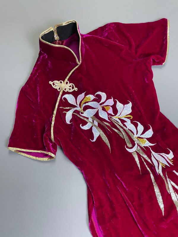 INSANE!!! 1970S PLUSH MAGENTA VELVET CHINOISERIE DRESS GLITTER FLORAL DESIGN & GOLD PIPING