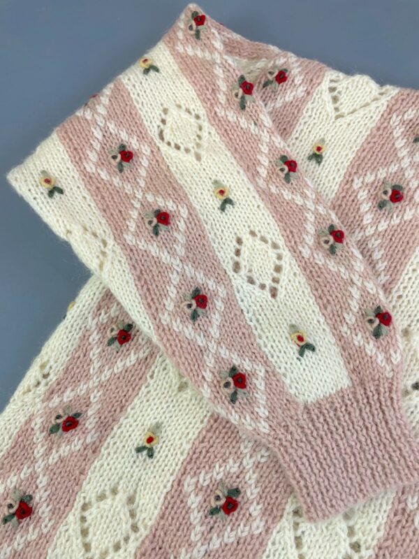 SO SWEET!!!! 1980S PASTEL WOOL & MOHAIR PERFORATED CHUNKY KNIT FLOWER DESIGN SWEATER