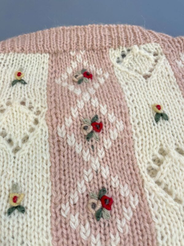 SO SWEET!!!! 1980S PASTEL WOOL & MOHAIR PERFORATED CHUNKY KNIT FLOWER DESIGN SWEATER