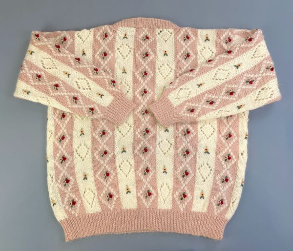 SO SWEET!!!! 1980S PASTEL WOOL & MOHAIR PERFORATED CHUNKY KNIT FLOWER DESIGN SWEATER