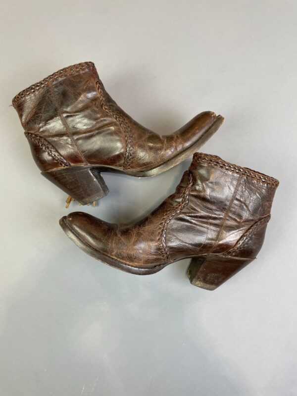 *AS-IS* PERFECTLY DISTRESSED WHIPSTITCHED LEATHER HEELED BOOTIES, MADE IN MEXICO