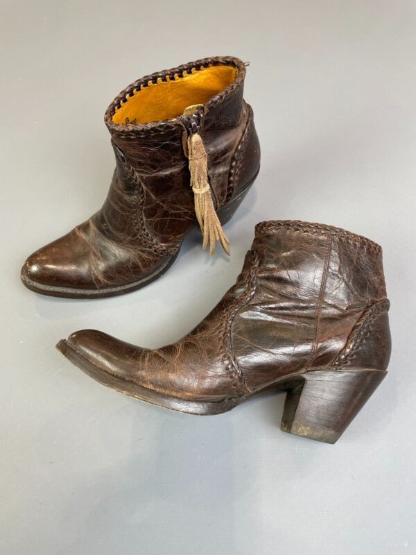 *AS-IS* PERFECTLY DISTRESSED WHIPSTITCHED LEATHER HEELED BOOTIES, MADE IN MEXICO