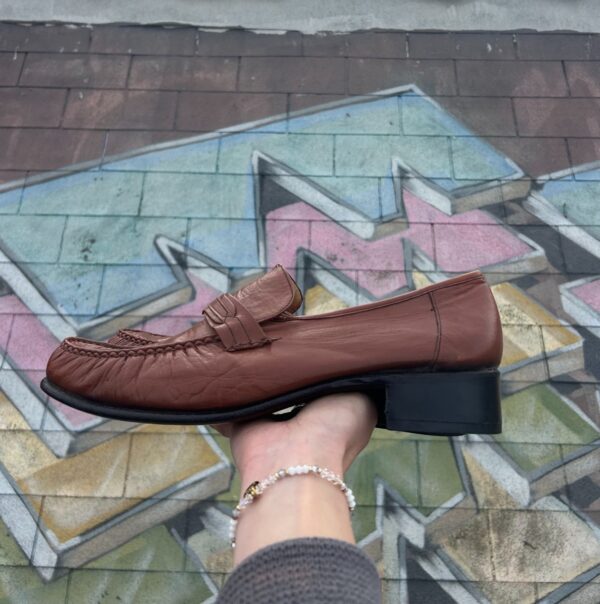 ROUND PINCH STITCH HEELED LEATHER LOAFER